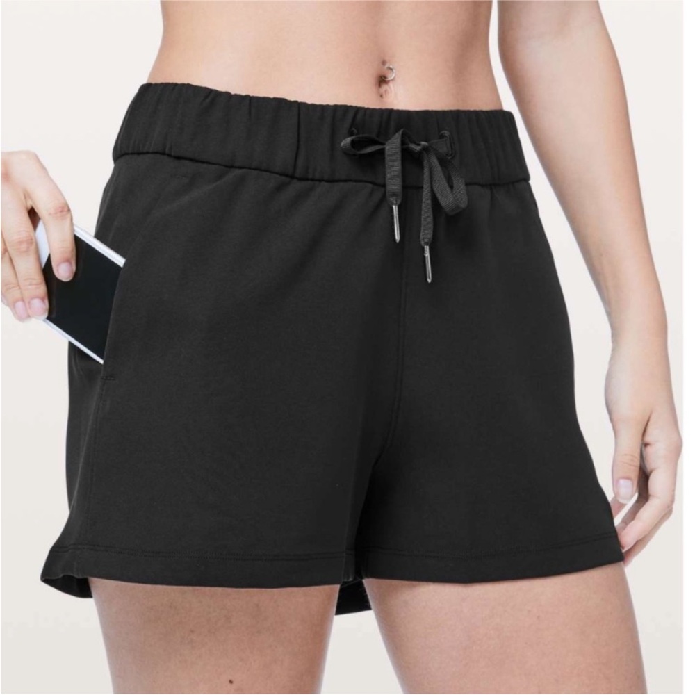 Lululemon on the fly shorts like new size 4 athletic